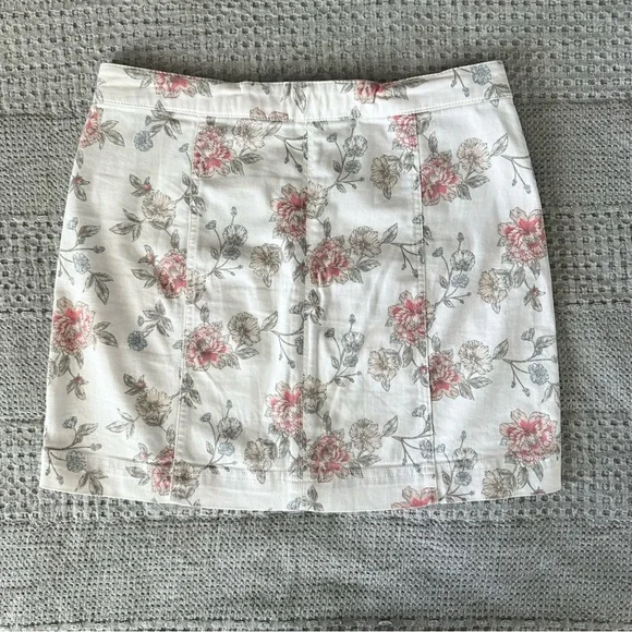 Tinseltown White Floral Skirt - Picture 2 of 3